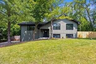 9704 Captains Dr in Algonquin, IL - Building Photo