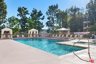 100 S Doheny Dr in Los Angeles, CA - Building Photo
