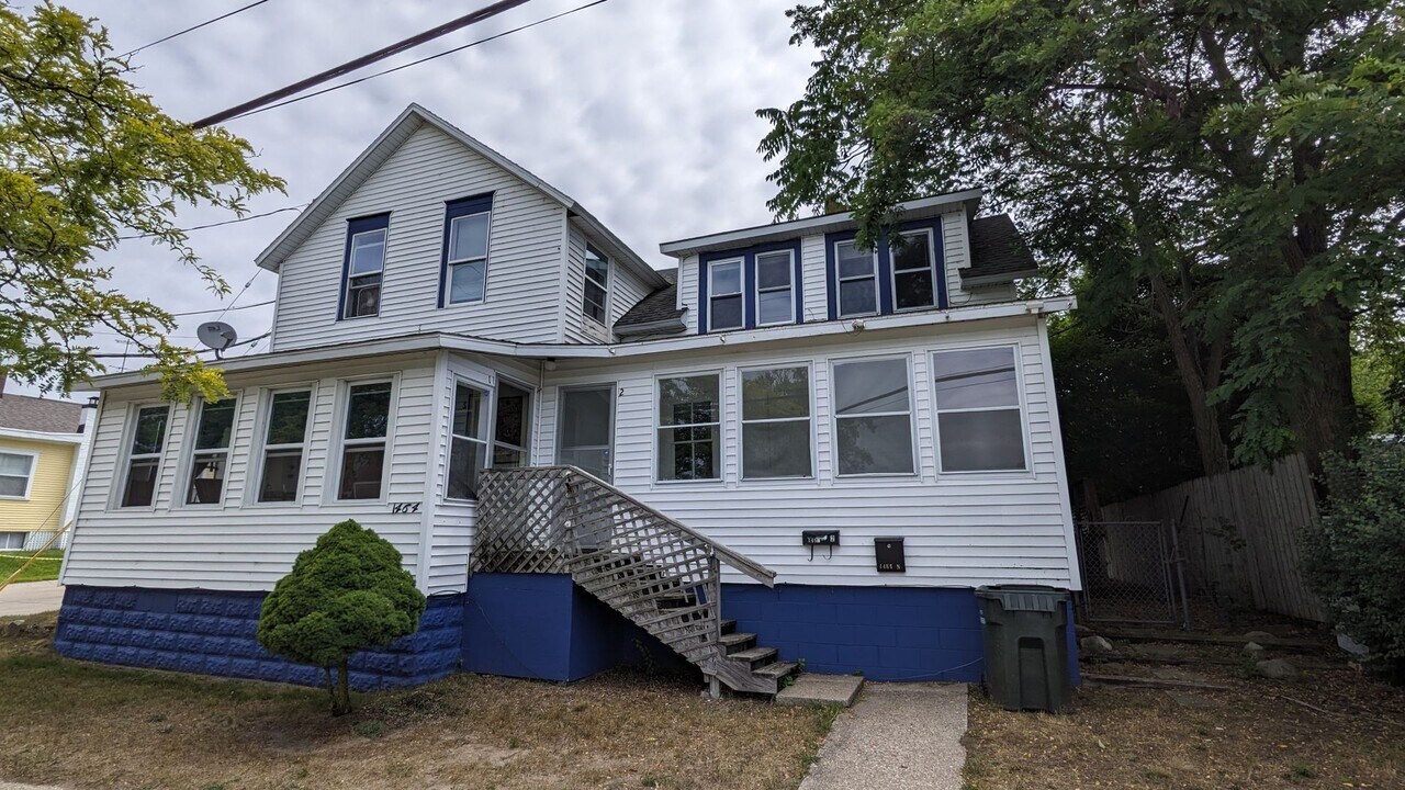 1464 Beach St in Muskegon, MI - Building Photo