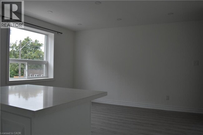 2224 Kingston Rd in Toronto, ON - Building Photo - Building Photo