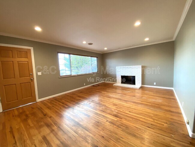 1384 Darwin St in Seaside, CA - Foto de edificio - Building Photo