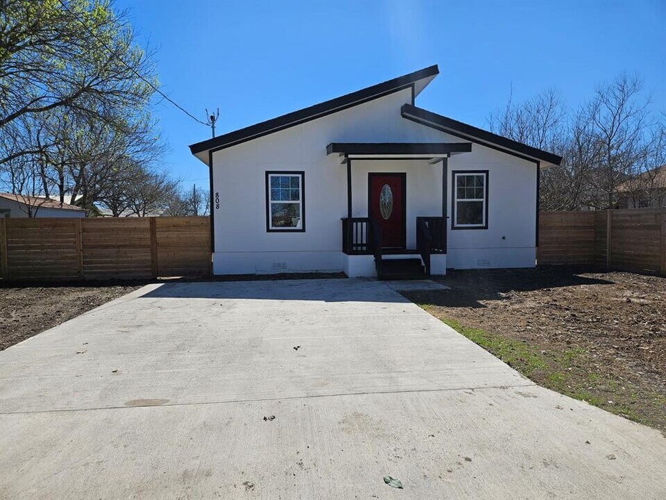 808 4th St in Lockhart, TX - Building Photo