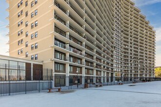 Shore Towers Condominiums in Astoria, NY - Building Photo - Building Photo