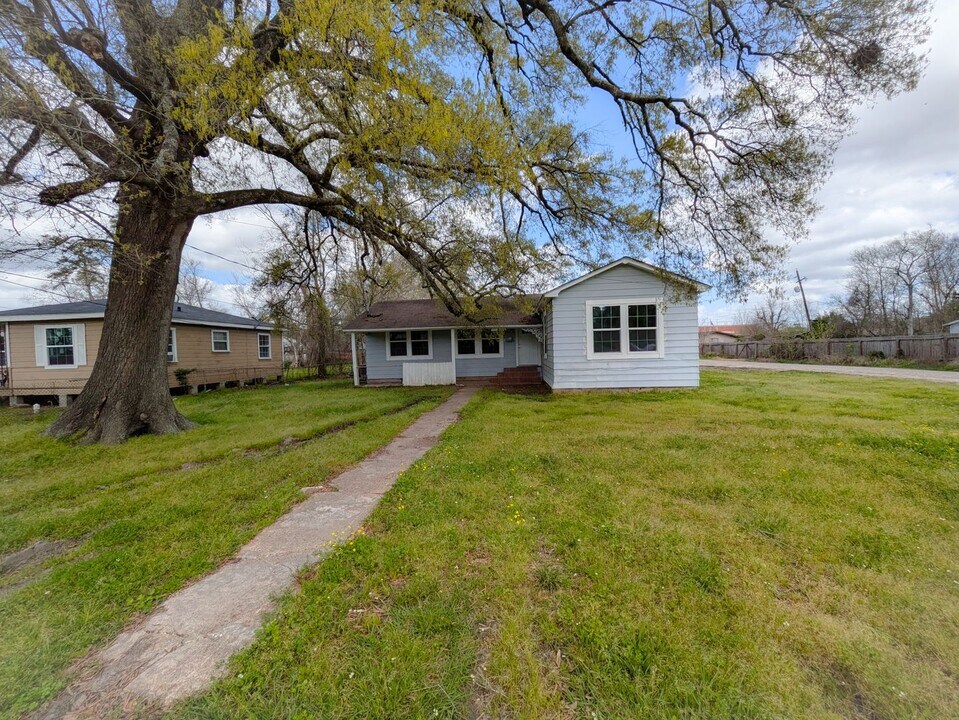 2410 Primrose St in Beaumont, TX - Building Photo
