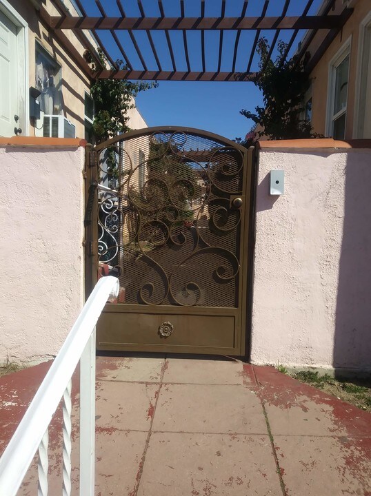 4247 Burns Ave, Unit 4243 1-2 Burns St. in Los Angeles, CA - Building Photo