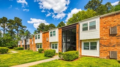Pinewood Apartments in Hampton, VA - Building Photo - Building Photo