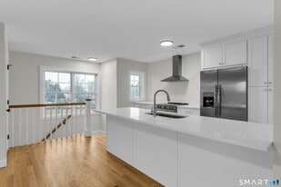 31 Drive Way in Guilford, CT - Building Photo