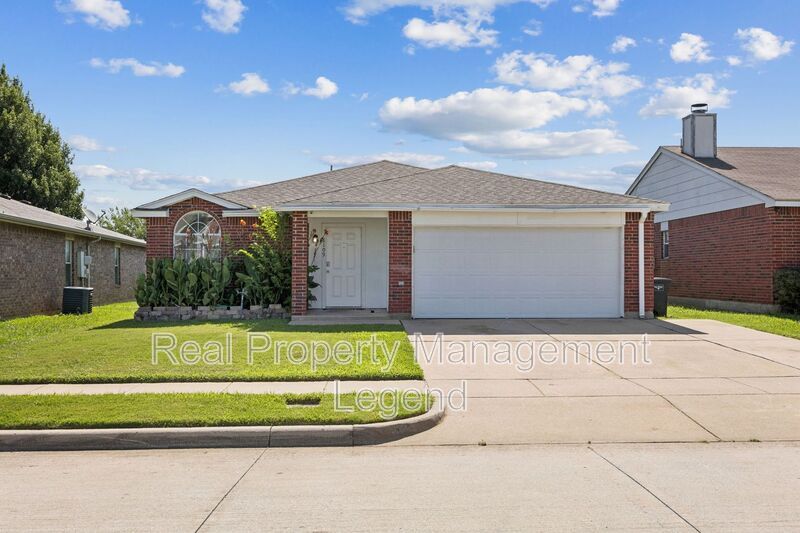 8109 Dripping Springs Dr in Fort Worth, TX - Building Photo