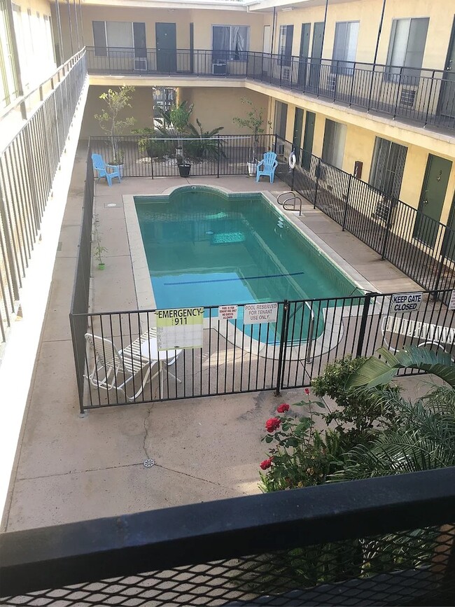 Burbank Tarzana Apartments