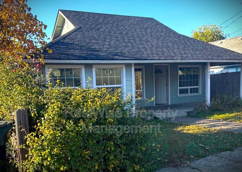 1660 SE Jackson St in Roseburg, OR - Building Photo