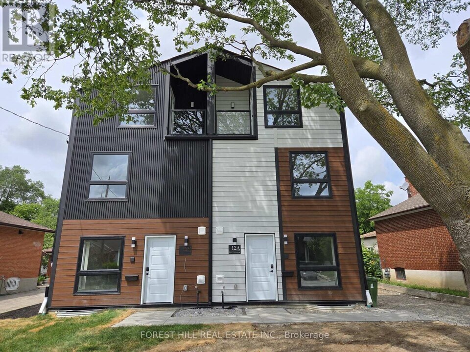 31 Harrow Dr in Toronto, ON - Building Photo