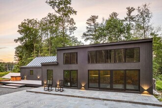 106 Chestnut Hill Rd in Woodstock, NY - Building Photo - Building Photo
