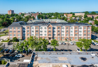 111 Glenwood Avenue in East Orange, NJ - Foto de edificio - Building Photo