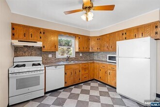 83 Chestnut Hill Dr W in Denville, NJ - Building Photo - Building Photo