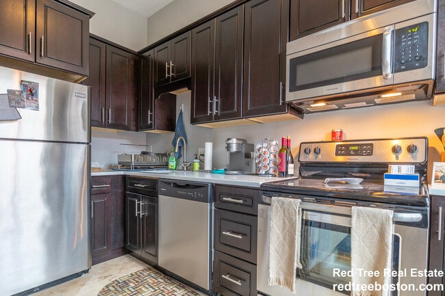 669 Massachusetts Ave, Unit 2 in Boston, MA - Foto de edificio - Building Photo