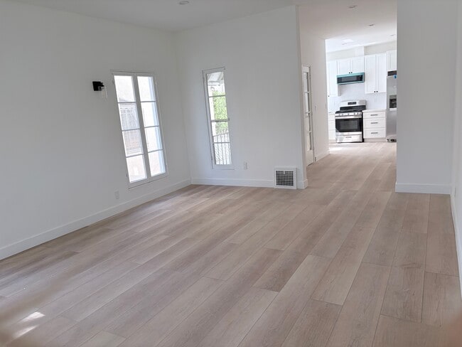 205 S Arnaz Dr in Beverly Hills, CA - Foto de edificio - Building Photo