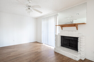 Woodwillow Townhomes and Duplexes in Austin, TX - Foto de edificio - Interior Photo