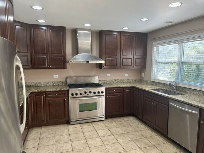 5490 Fox Path Ln in Hoffman Estates, IL - Building Photo - Building Photo