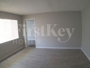 137 Kola St in Henderson, NV - Building Photo - Building Photo