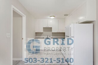 10048 SE Harold St in Portland, OR - Building Photo - Building Photo