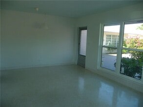 1260 SE 3rd Ct in Deerfield Beach, FL - Foto de edificio - Building Photo