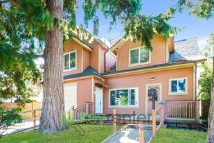 3233 Walnut Ave SW in Seattle, WA - Building Photo