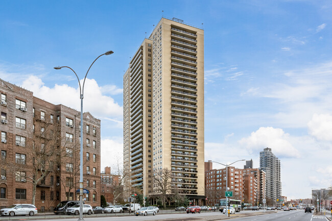 The Kennedy House in Forest Hills, NY - Foto de edificio - Building Photo