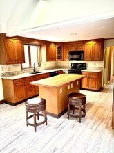 37 Sylvan Ave in Wakefield, MA - Foto de edificio - Building Photo