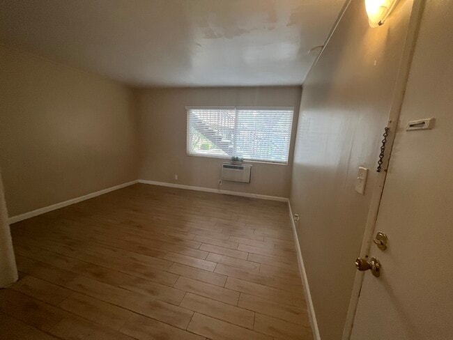 24370 Newhall Ave in Newhall, CA - Building Photo - Building Photo