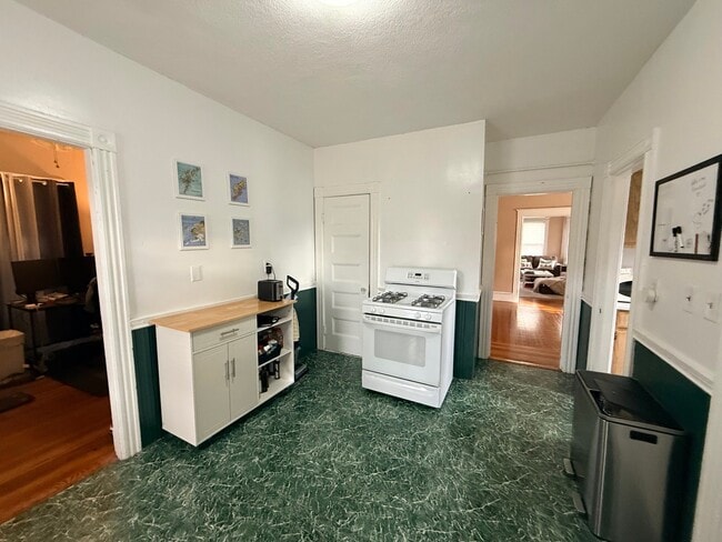 42 Gibbens St, Unit 2 in Somerville, MA - Foto de edificio - Building Photo