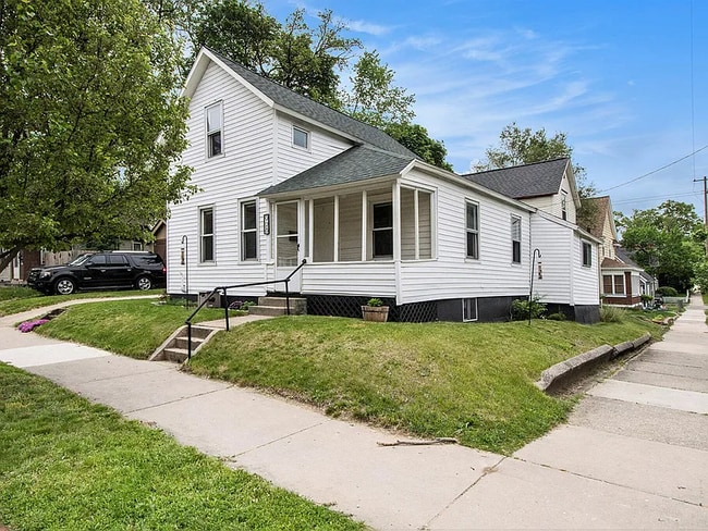 property at 928 Baxter St SE