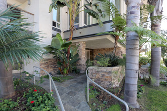 Chateau Girard in La Jolla, CA - Building Photo - Building Photo