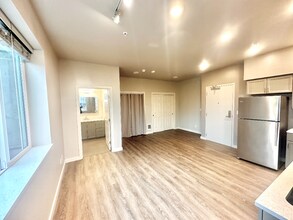 2330 Yakima Ct, Unit C104 in Tacoma, WA - Foto de edificio - Building Photo