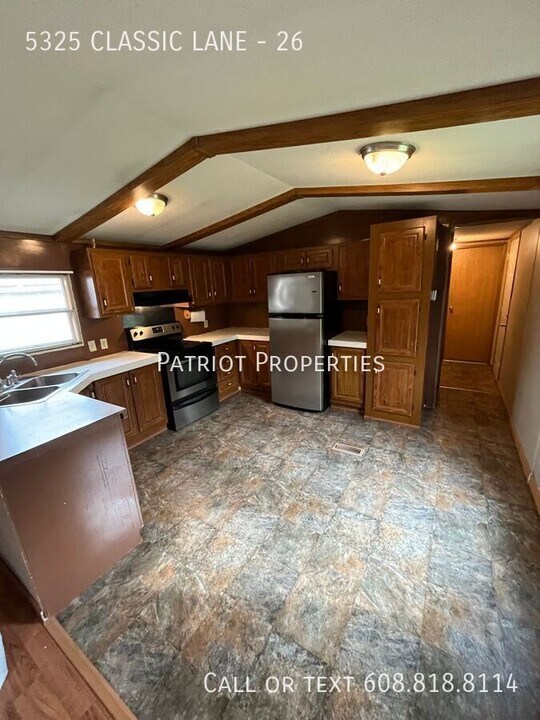 5325 Classic Ln in Platteville, WI - Building Photo