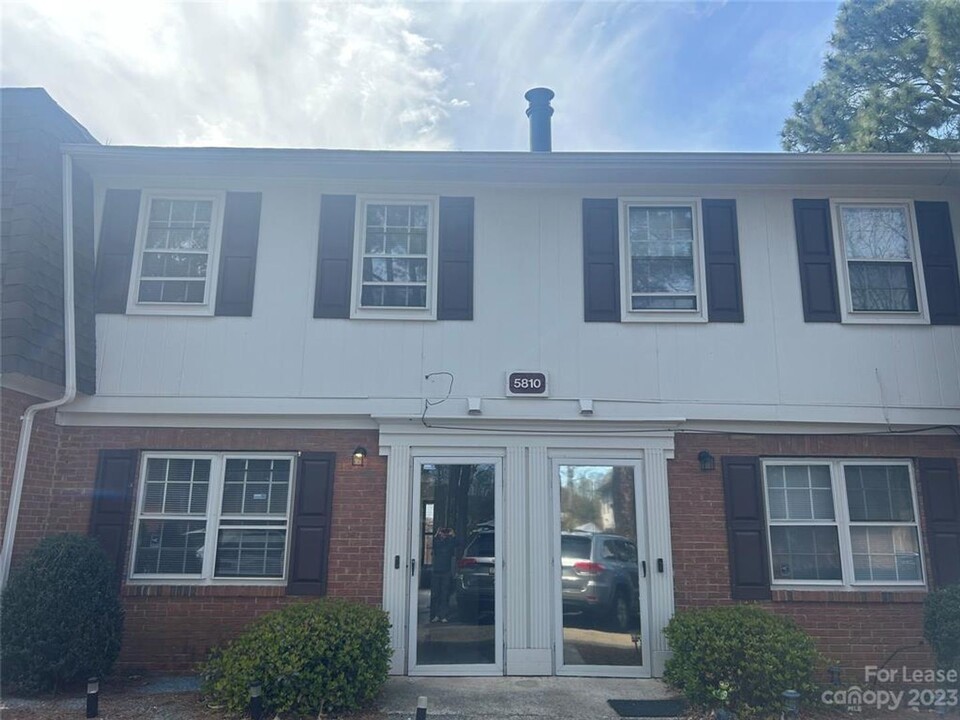 5810 Hunting Ridge Ln in Charlotte, NC - Foto de edificio