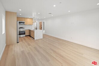11004 Hortense St in Los Angeles, CA - Building Photo - Building Photo