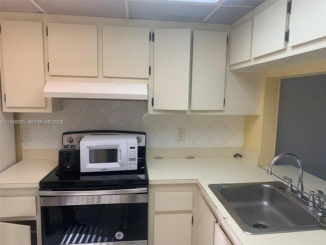 10009 Winding Lake Rd, Unit 106 in Sunrise, FL - Foto de edificio - Building Photo