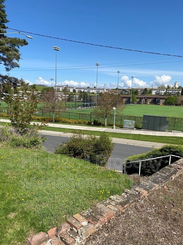 1933 NE Valley Rd in Pullman, WA - Building Photo - Building Photo