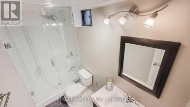 5660 Turney Dr in Mississauga, ON - Building Photo - Building Photo