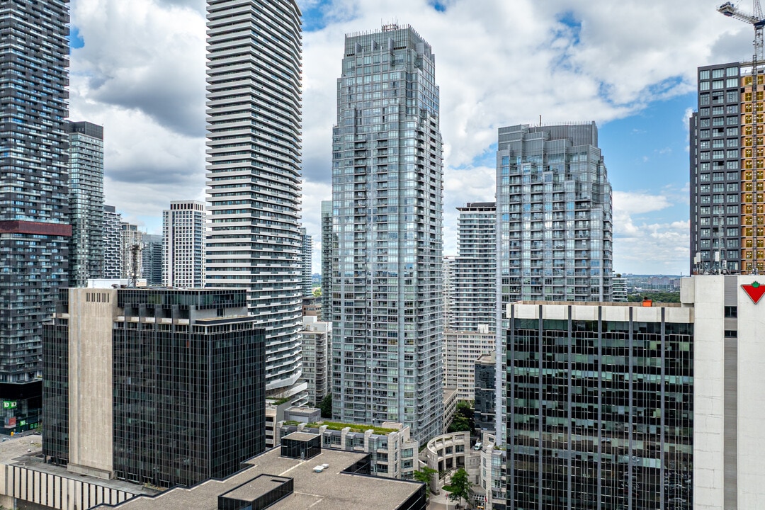 Quantum 2 in Toronto, ON - Building Photo