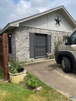 117 E Crockett St in Luling, TX - Building Photo