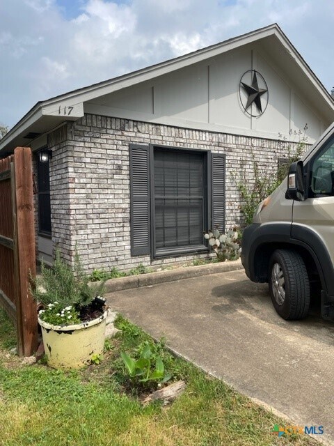 117 E Crockett St in Luling, TX - Building Photo