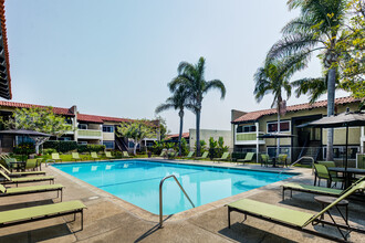 Newport Bay Terrace in Newport Beach, CA - Foto de edificio - Building Photo