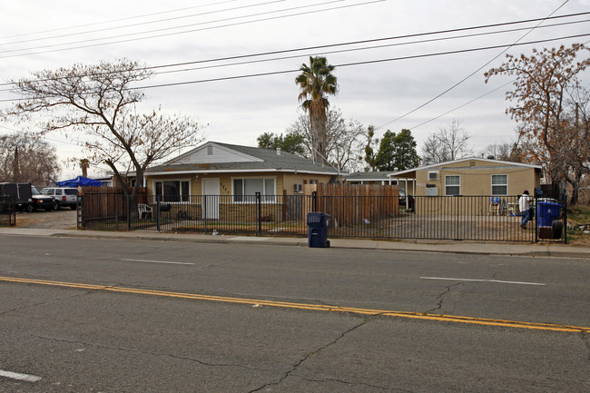 2825-2827 Rio Linda Blvd in Sacramento, CA - Foto de edificio - Building Photo