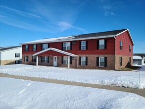 2125 Sylvan Way in West Bend, WI - Foto de edificio - Building Photo