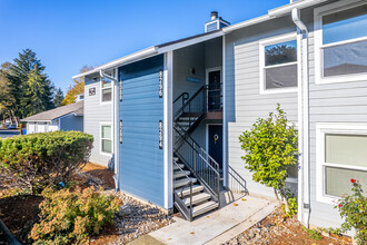 Tualatin Village in Tualatin, OR - Foto de edificio - Building Photo