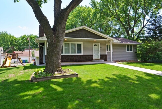 property at 627 11th Ave NW