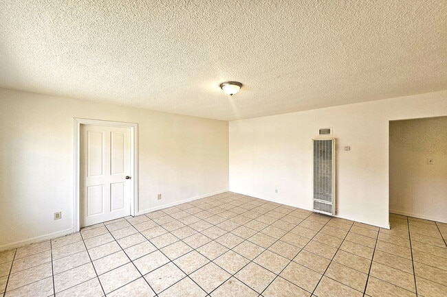 1214 E 82nd St in Los Angeles, CA - Foto de edificio - Building Photo