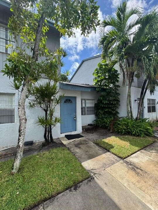 7205 W Sunrise Blvd in Plantation, FL - Building Photo