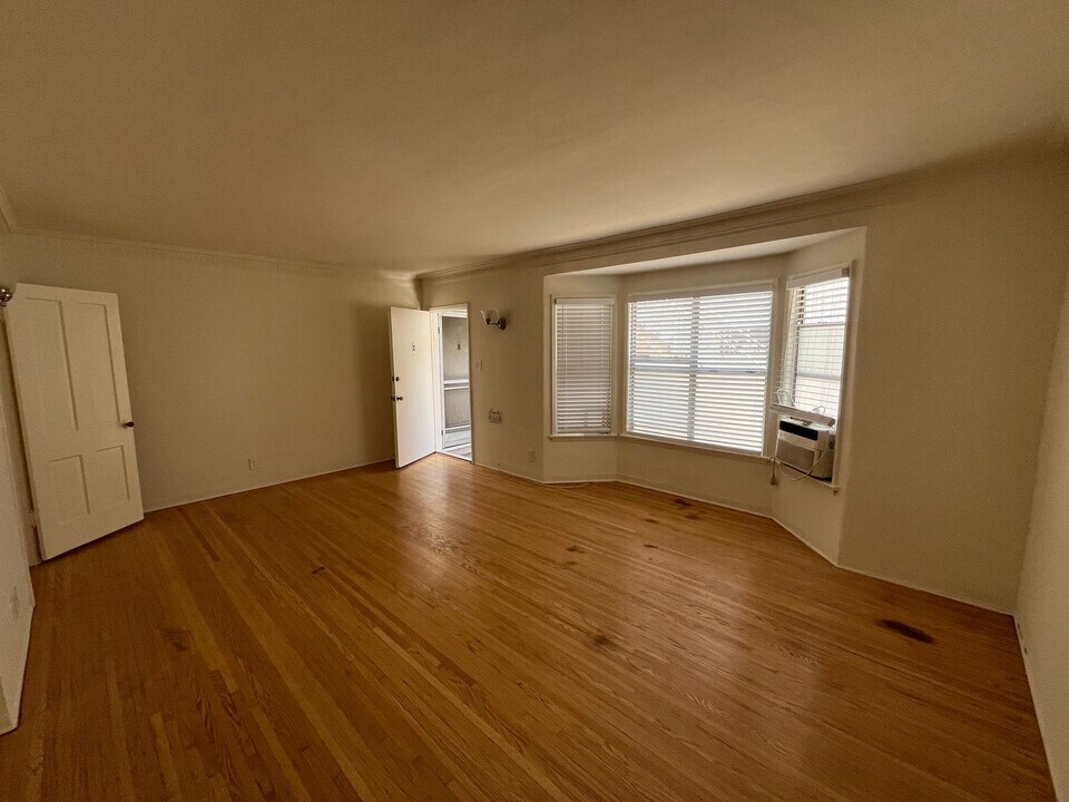 820 N Edinburgh Ave in Los Angeles, CA - Building Photo